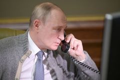 Může dojít k bodnutí do zad. Putin ví, že je Trump šílený, míní politolog