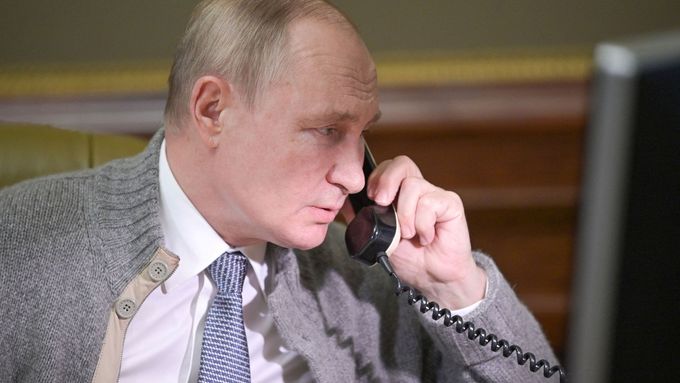 Mluvčí Kremlu odmítl, že by Putin s Trumpem mluvil. Poslechněte si, co přesně telefonicky k jednání řekl.