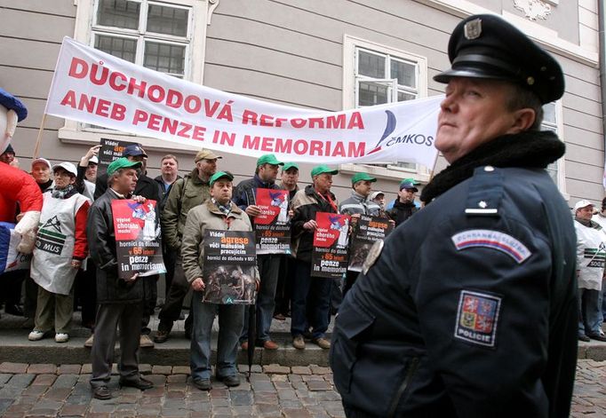 Odboráři před sněmovnou. Především kvůli plánovaným změnám důchodového systému, o nichž mají v blízké době jednat poslanci, přišli dnes zástupci odborových svazů do Sněmovní ulice na Malé Straně.