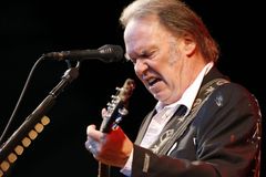 Neil Young vrací americkým lidovkám dřevní temnotu