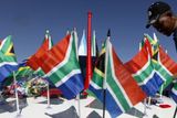 Samozřejmě musí být jasno, kde se šampionát hraje, všude vlají jihoafrické prapory.