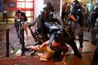 Demonstranti v Hongkongu zničili sídlo agentury Nová Čína, policie použila slzný plyn