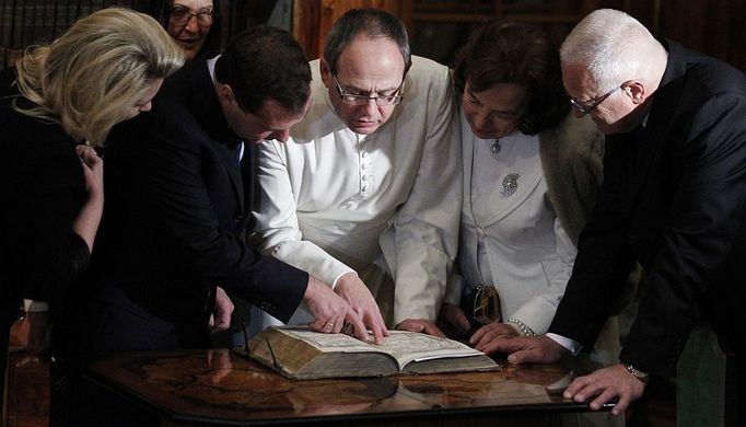 ...nahlédli s ředitelem tamní knihovny Evermodem Gejzou Šidlovským do historických knih