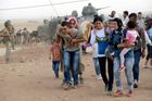 Lidé utíkají před Islámským státem, Turecko zavírá hranici