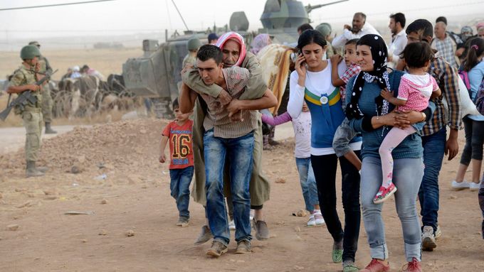 Syrští Kurdové prchají do Turecka.