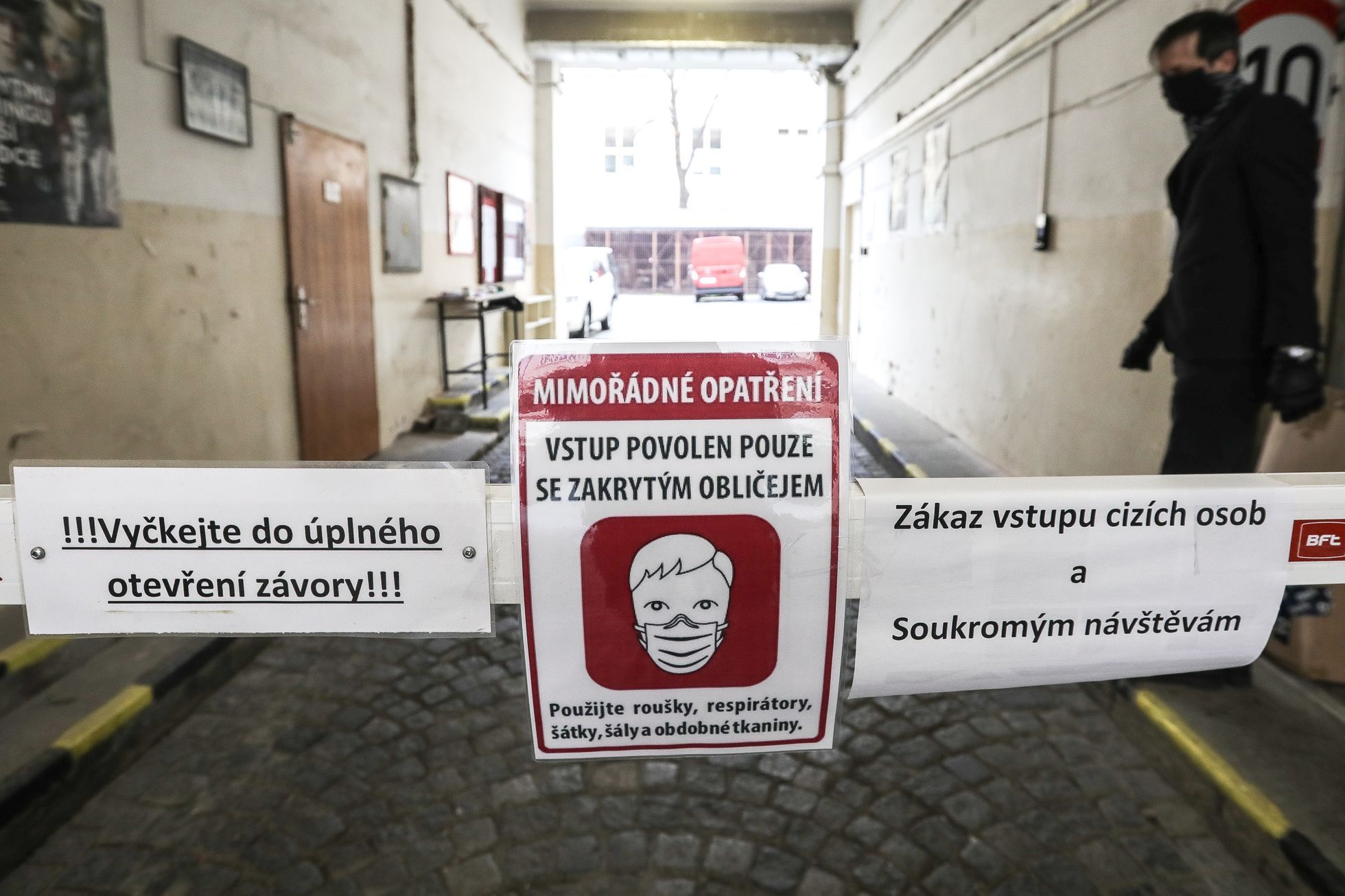 Šití a sběr roušek - Český červený kříž, Národní divadlo, Divadlo v Dlouhé, dobrovolníci, krejčové, koronavirus, covid-19
