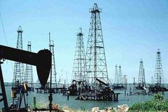 Dění v Libyi vyhnalo cenu ropy nejvýš za dva a půl roku