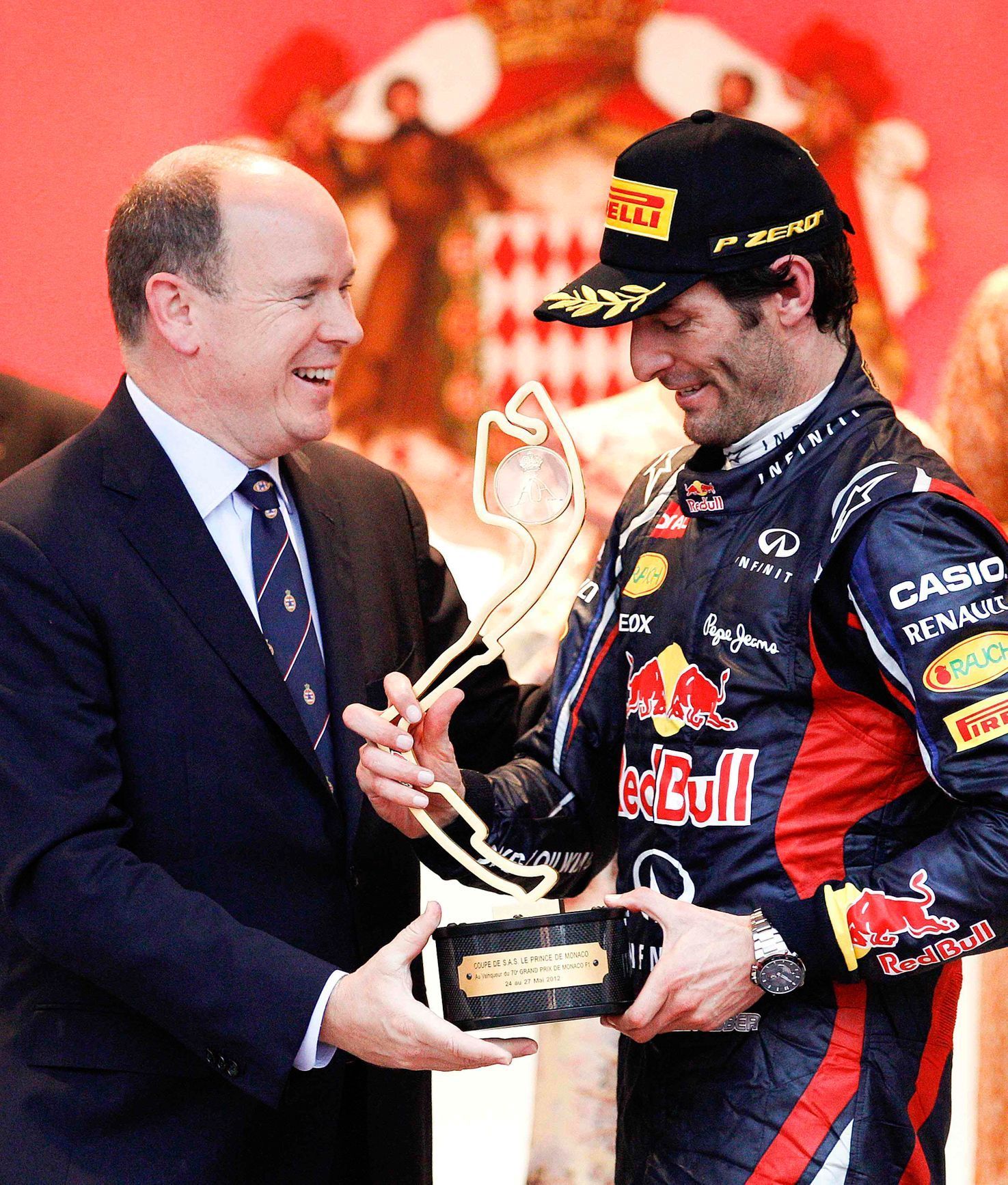 Mark Webber přijímá cenu od prince Alberta II. po Velké ceně Monaka