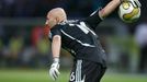 Francouzský brankář Fabien Barthez se chystá vyhodit speciální zlatý míč určený pro finále MS.