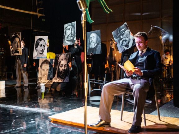 Na jevišti se objeví mimo jiné fotografie různých historických postav, včetně všech československých a českých prezidentů.