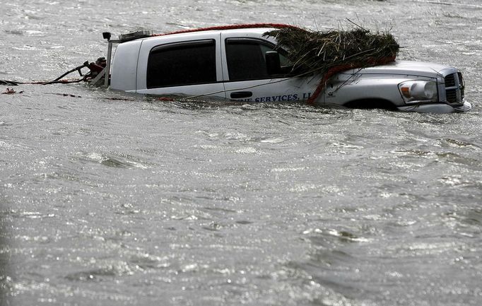 A submerged truck sits along Highway 23 after Hurricane Isaac at Plaquemines Parish, Louisiana August 30, 2012. REUTERS/Sean Gardner (UNITED STATES - Tags: ENVIRONMENT DISASTER) Published: Srp. 30, 2012, 5:14 odp.