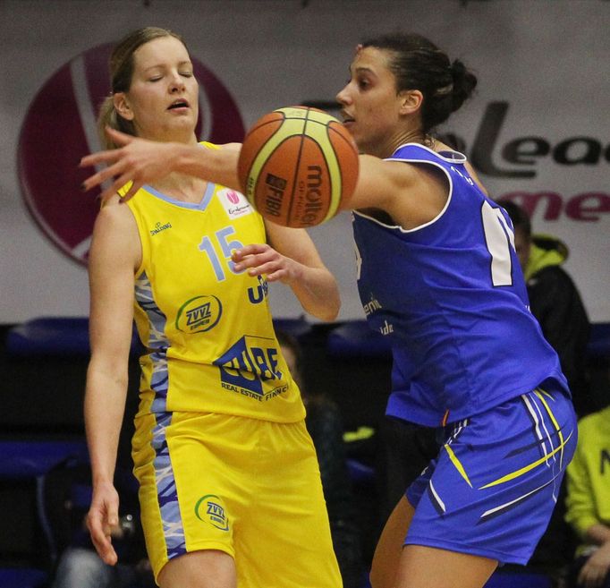 Basketbalistka ZVVZ USK Praha Eva Vítečková v utkání 1. kola Evropské ligy proti Salamance.