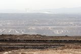 Uhlí se tu začalo těžit před padesáti lety o sedm kilometrů dál. Dnes plocha dolu zabírá čtyřicet čtyři čtverečních kilometrů.