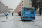 Autobus v Praze vjel do svodidel a narazil do lampy