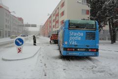 Autobus v Praze vjel do svodidel a narazil do lampy