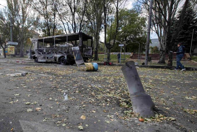 Trosky autobusu v Doněcku. Po zásahu raketou zemřelo na zastávce osm lidí.