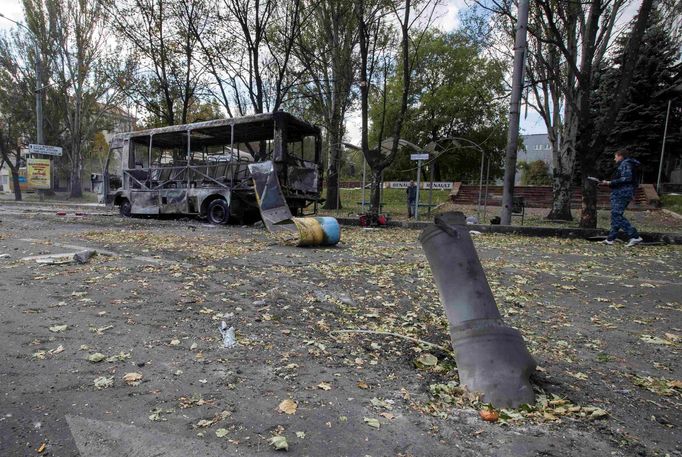 Trosky autobusu v Doněcku. Po zásahu raketou zemřelo na zastávce osm lidí.