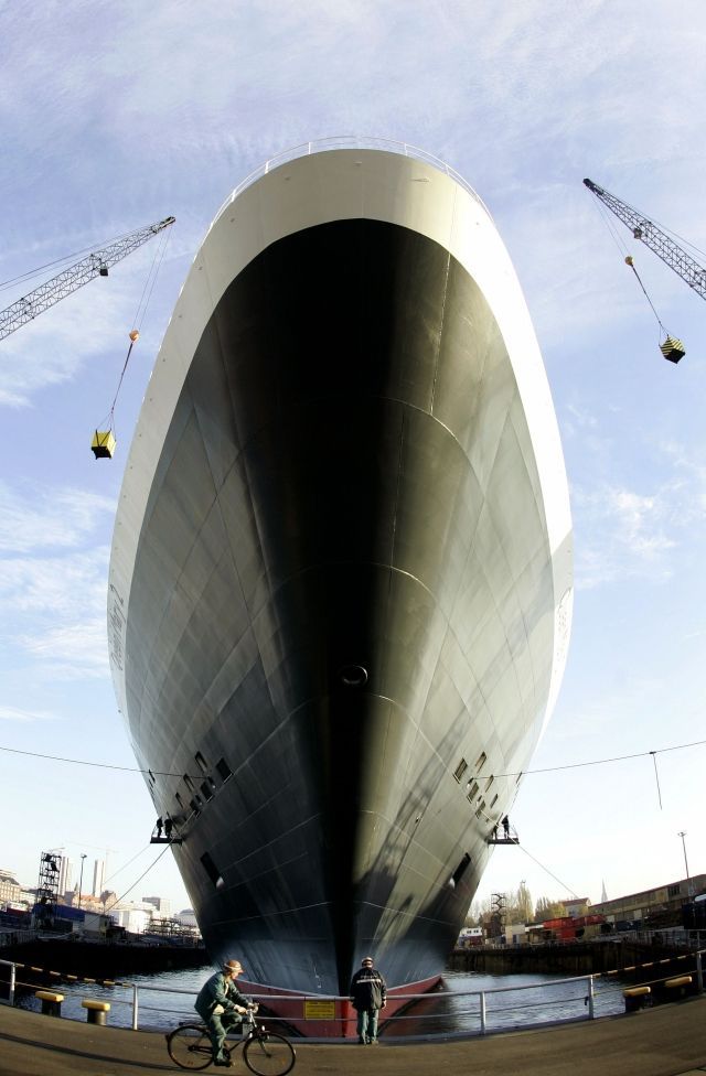 Queen Mary 2 pluje na servisní údržbu do doku