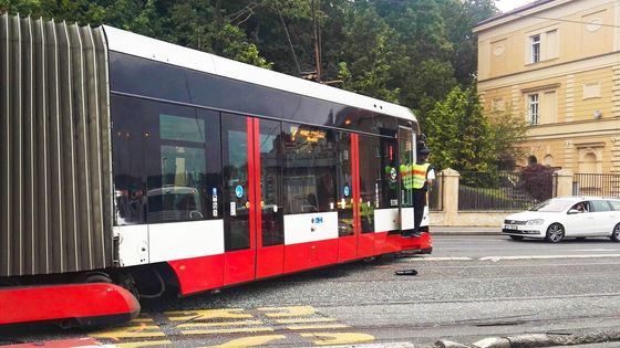 "Myslel jsem, že to stihnu." Řidič autobusu prohrál "závod" s tramvají, ta vykolejila