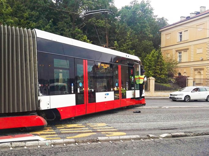 Nehoda autobusu a tramvaje na Smíchově