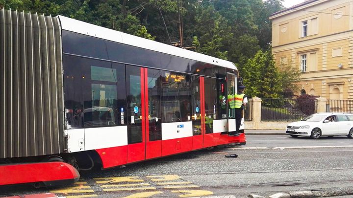 "Myslel jsem si, že to stihnu." Řidič autobusu nedal přednost tramvaji, ta vykolejila
