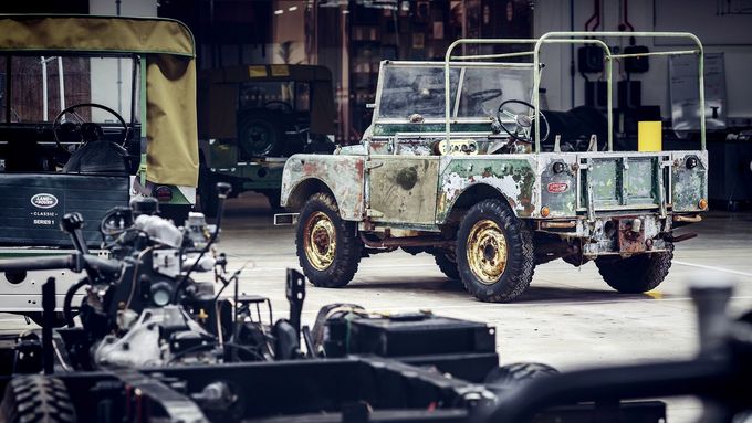 Jeden z prvních vozů Land Rover v nálezovém stavu.