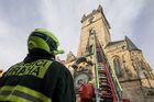 Dvě desítky profesionálních hasičů ze tří pražských hasičských stanic přijely "hasit" požár v posledním podlaží historické budovy.
