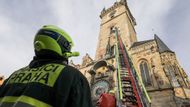 Dvě desítky profesionálních hasičů ze tří pražských hasičských stanic přijely "hasit" požár v posledním podlaží historické budovy.