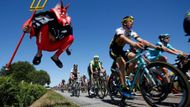 Skupinka cyklistů projíždí kolem cyklistického nadšence Didiho Senfta, známého také jako "El Diablo" (Čert), během 190,5 km dlouhé 7. etapy 102. Tour de France z Livarot do Fougeres, Francie, 10. června 2015.