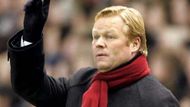 Ronald Koeman, kouč Benfiky Lisabon, gestikuluje při zápase v Liverpoolu.