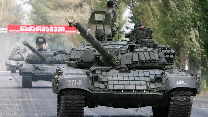 Gruzínské tanky v ulicích města Gori.