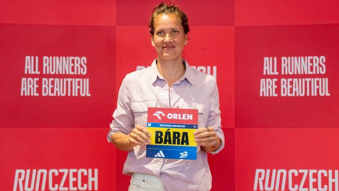 Barbora Strýcová se svou startovní jmenovkou před Pražským maratonem