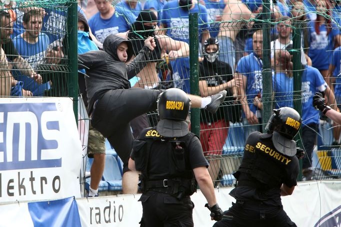 Výstižnosti fanoušků Baníku Ostrava ve Zlíně.