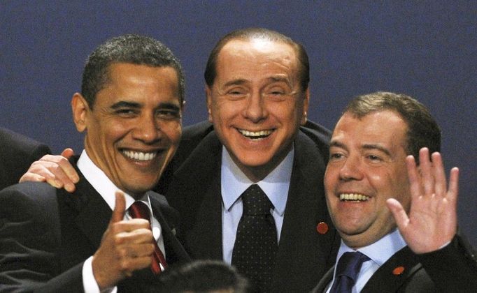 Úsměvy do kamer a fotoaparátů na Summitu G20 v Londýně - Obama, Berlusconi a Medveděv - 2. dubna 2009.