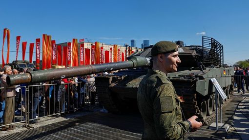 Moskevská výstava ukořistěné vojenské techniky, kterou používá ukrajinská armáda. K vidění jsou třeba americký tank M1 Abrams, německý Leopard či české BVP.