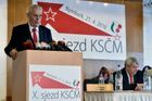 Prezident Miloš Zeman vystoupil 21. dubna 2018 v Nymburce na mimořádném sjezdu KSČM. Vpravo Zemanův projev poslouchá předseda strany Vojtěch Filip.