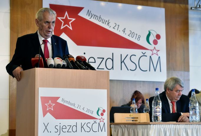 Prezident Miloš Zeman vystoupil 21. dubna 2018 v Nymburce na mimořádném sjezdu KSČM. Vpravo Zemanův projev poslouchá předseda strany Vojtěch Filip.