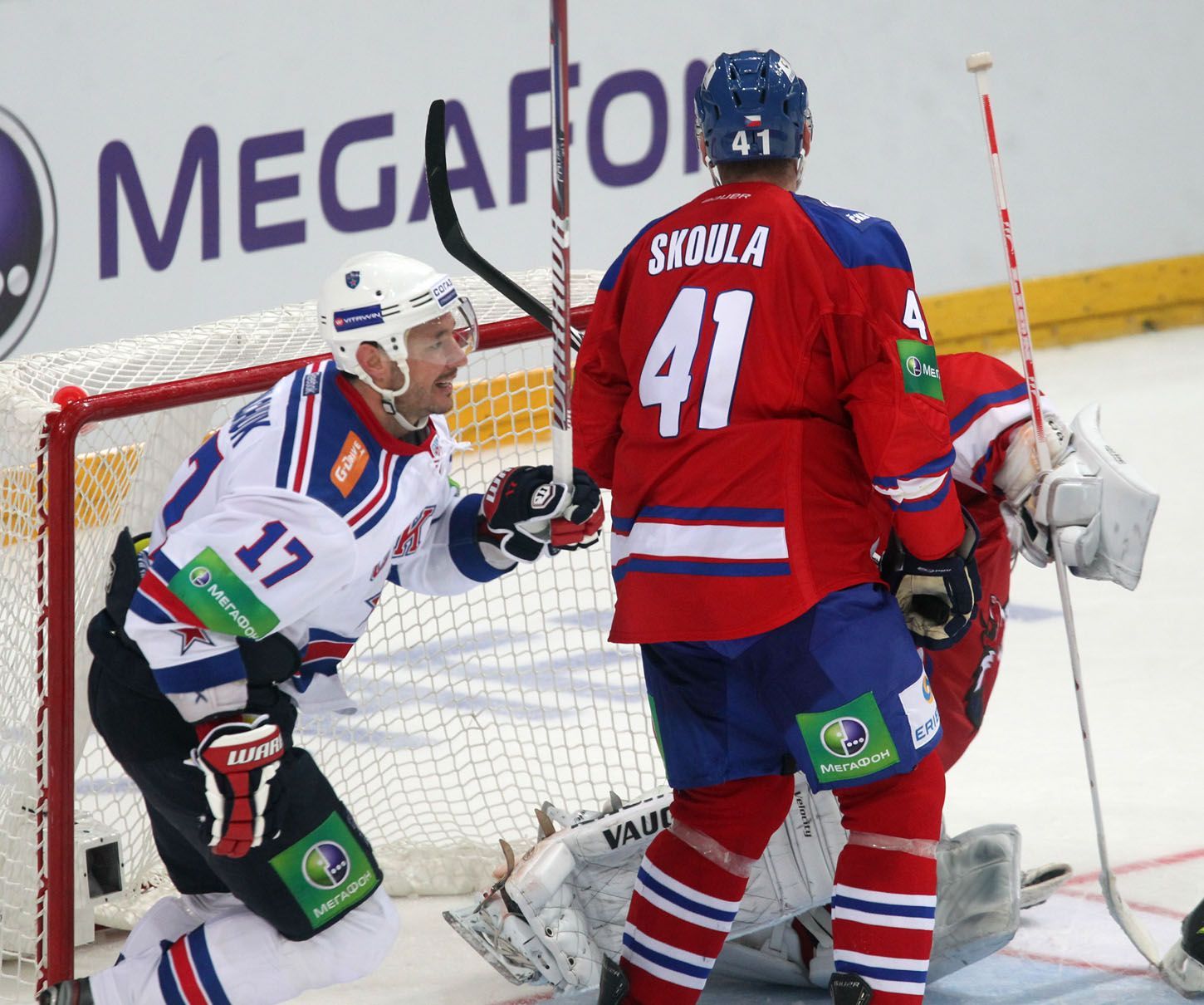 Hokejista SKA Petrohradu Ilja Kovalčuk se raduje z gólu za Martinem Škoulou v utkání KHL proti Lvu Praha.