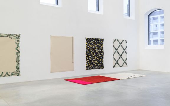 Na snímku z výstavy Optimalizované bajky o dobrém životě jsou díla Christelle Kahly.