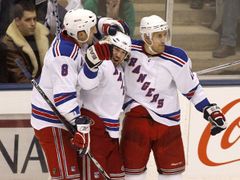 Hokejisté New Yorku Rangers se radují z prvního gólu proti Torontu. Vpravo český obránce Marek Malík.