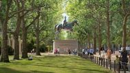 Nové figurální sochy královny Alžběty II. a Jejího Veličenstva po boku prince Philipa na Birdcage Walk označují nové umístění bran Marlborough Gate a Prince Philip Gate.