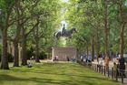 Nové figurální sochy královny Alžběty II. a Jejího Veličenstva po boku prince Philipa na Birdcage Walk označují nové umístění bran Marlborough Gate a Prince Philip Gate.