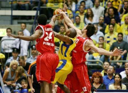 Maccabi Tel Aviv - Olympiacos Pireus: Solomon, Lewis a Barlos