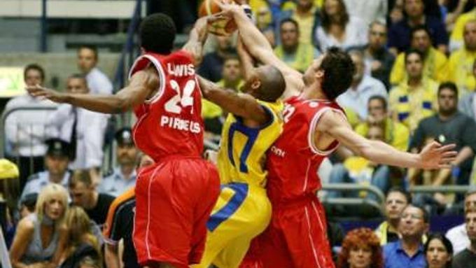 Wilie Solomon z Maccabi Tel Aviv (ve žlutém) bojuje s Quincy Lewisem (vlevo) a Nikosem Barlosem z Olympiacosu Pireus.