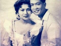 Svatební fotografie bývalého prvního páru Filipín - Imelda Romualdezová a její nastávající, v tu chvíli teprve budoucí prezident Ferdinand Marcos