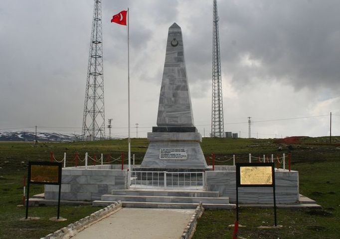 Památník postavený před pár lety tureckou vládou nedaleko uzavřených arménských hranic upozorňuje na genocidu Turků spáchanou Armény.