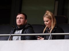 Littler s přítelkyní na zápase Tottenhamu.