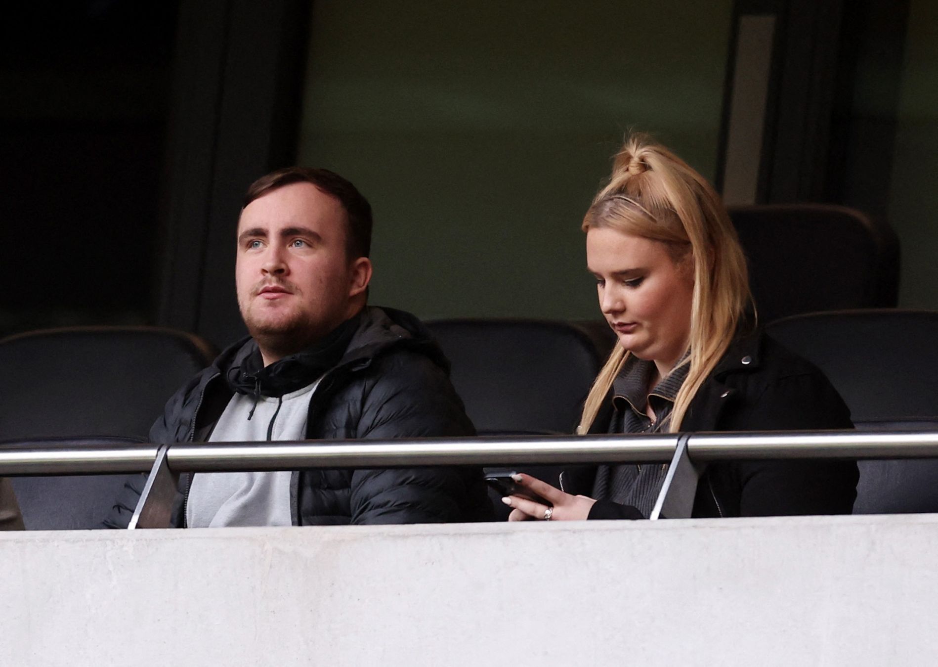 Šipkař Luke Littler s přítelkyní Eloise Milburnovou na zápase Tottenhamu