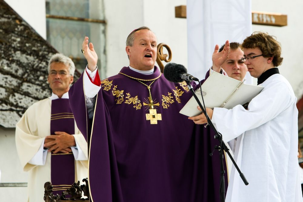 Mše v Číhošti k příležitosti uložení ostatků Toufara do místního kostela