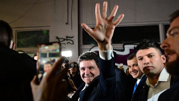 Bukurešťský primátor Nicusor Dan zdraví své příznivce při odchodu ze svého volebního štábu v Bukurešti 18. května 2025.